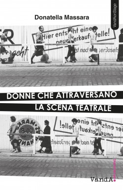 Donne che attraversano la scena teatrale